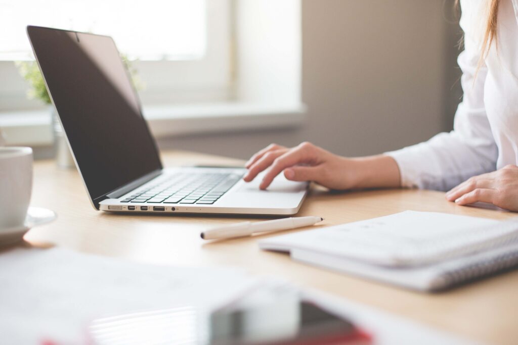 Person arbeitet im Home-Office am Laptop