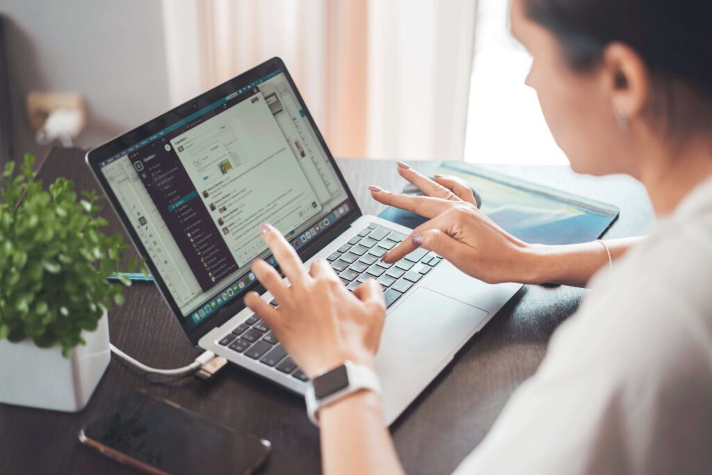 A person working on a laptop at home for German Tax Return (Steuererklärung) and claiming Home Office Allowance (Homeoffice-Pauschale).