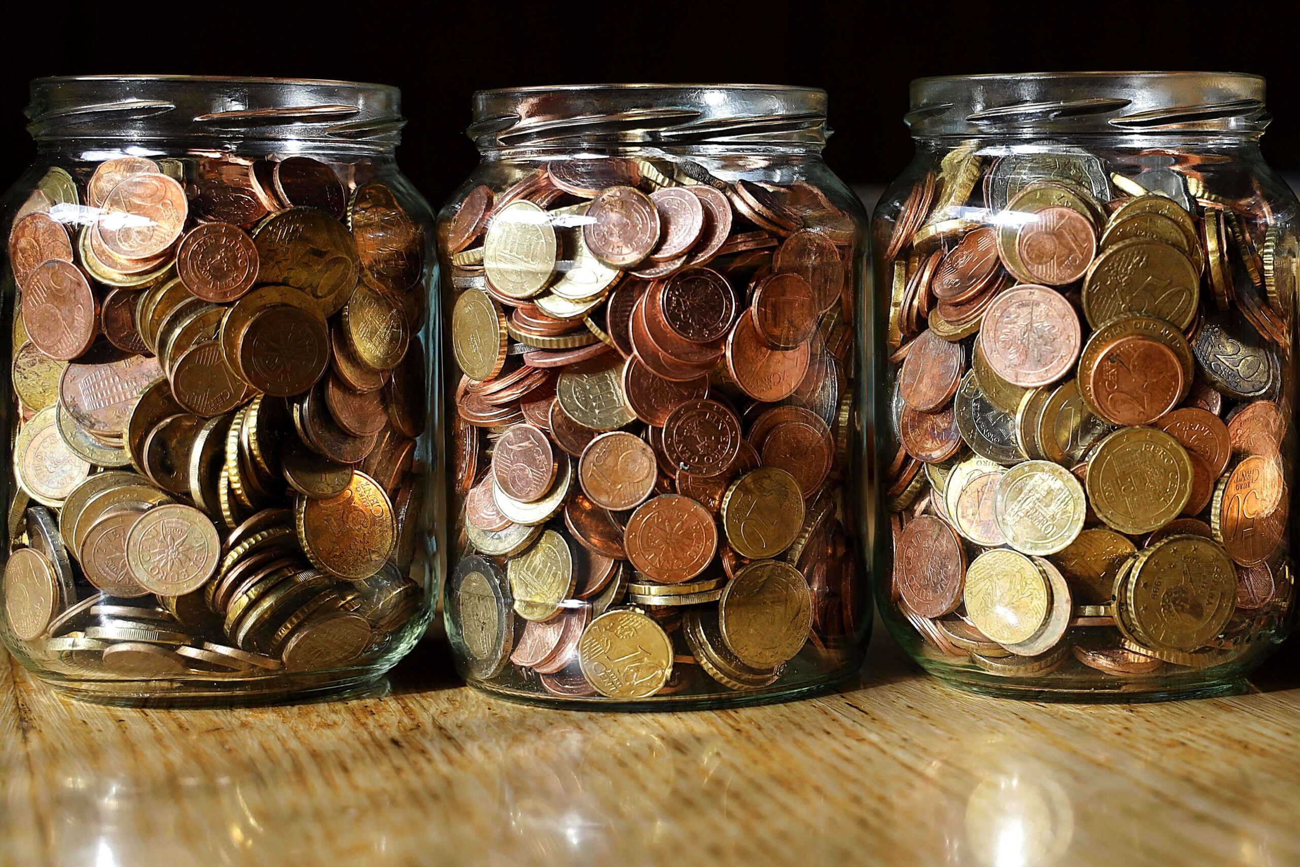 Drei Gläser gefüllt mit Euro-Münzen zum Sparen