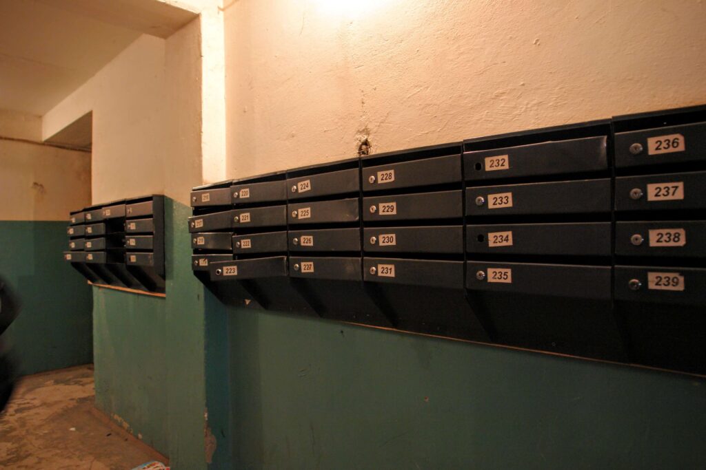 Row of mailboxes representing the arrival of the German tax assessment (Steuerbescheid) and the deadline for filing an objection (Einspruch).