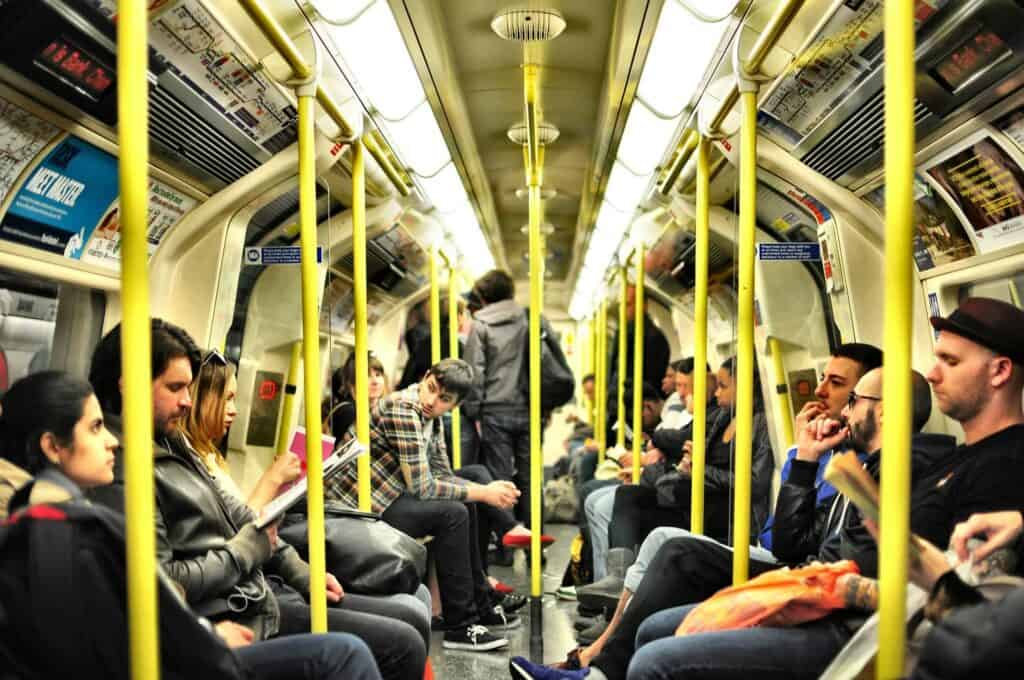 Menschen in einem vollbesetzten U-Bahnhof, Pendler unterwegs, öffentliche Verkehrsmittel.